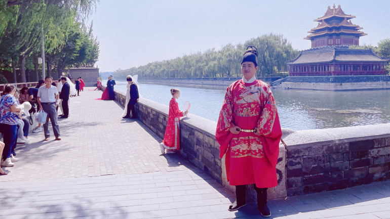 Một du khách trong trang phục truyền thống thời nhà Minh. (Ảnh: HỮU HƯNG)