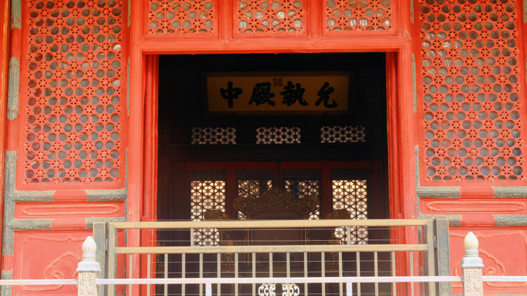 "Ngai vàng" của nhà vua được bảo vệ nghiêm ngặt, du khách chỉ có thể nhìn từ xa. (Ảnh: HỮU HƯNG)