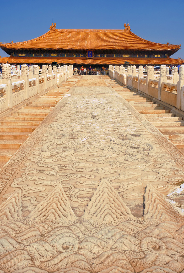 Bức tranh rồng bằng đá trước điện Thái Hòa. (Ảnh: HỮU HƯNG)