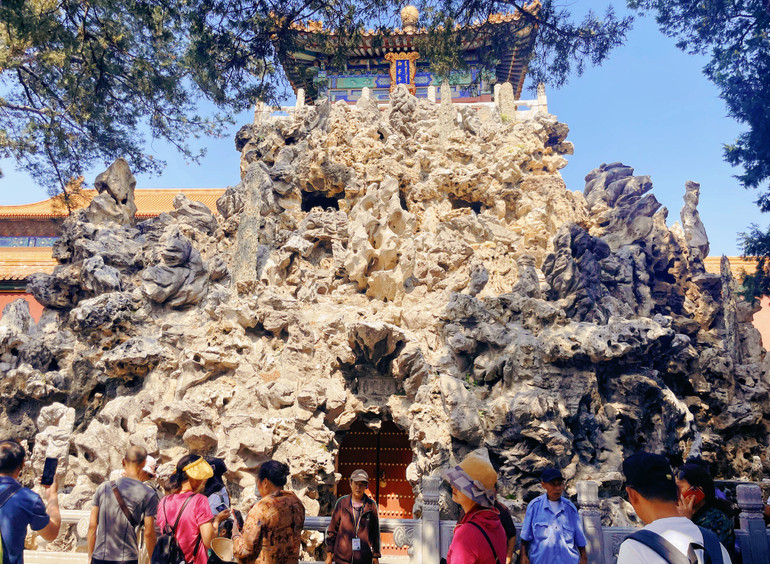 Nhiều kiến trúc bằng đá tạo hình tinh xảo. (Ảnh: HỮU HƯNG)