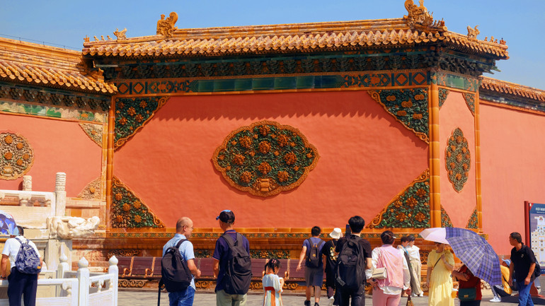 Những họa tiết trang trí cầu kỳ trong khuôn viên Cố Cung. (Ảnh: HỮU HƯNG)