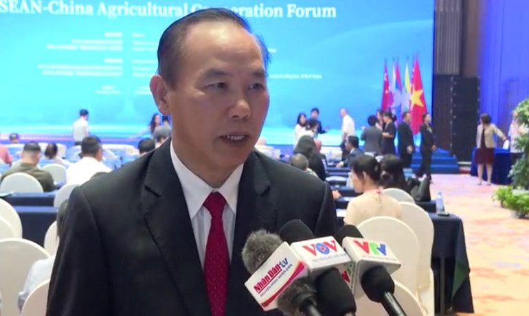 Thứ trưởng Phùng Đức Tiến trả lời phỏng vấn bên lề sự kiện. (Ảnh: HỮU HƯNG)