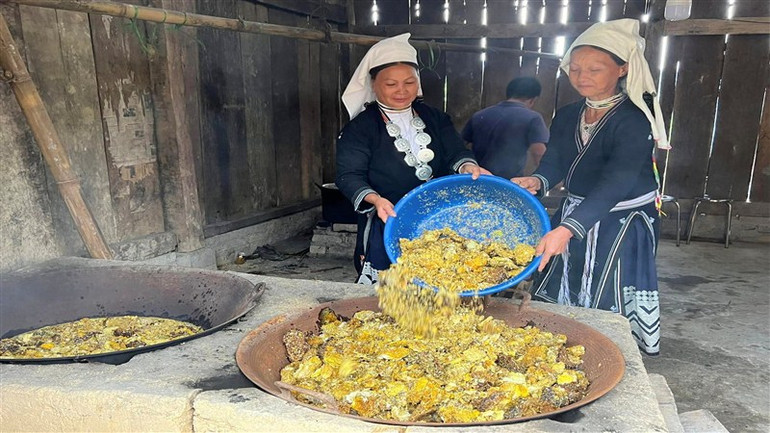 Một công đoạn trong quá trình chưng cất sáp ong.