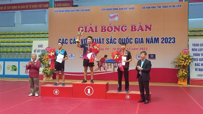 Ban tổ chức trao huy chương nội dung đơn nam.