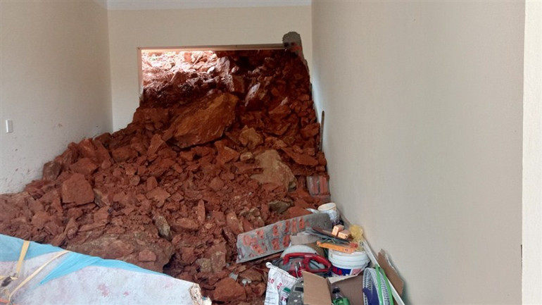 Đất đá sạt lở tại Trường phổ thông dân tộc bán trú Tiểu học Bảo Toàn, huyện Bảo Lạc làm một người bị thương.