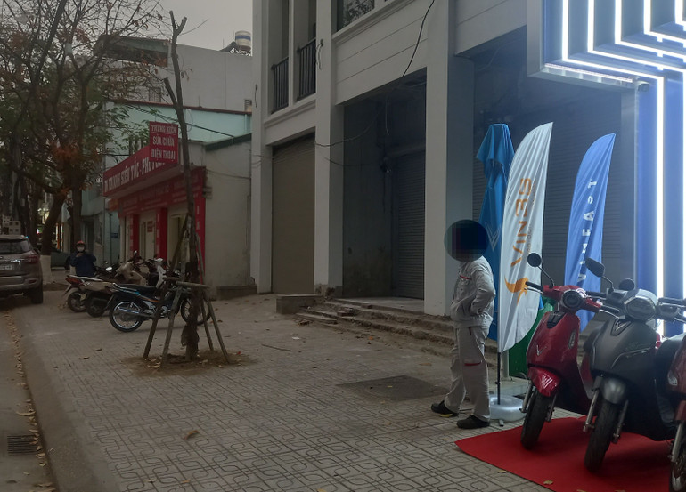 Người dân cho biết, đến chiều cùng ngày, không rõ ai đã dựng lại cây ở vị trí cũ.