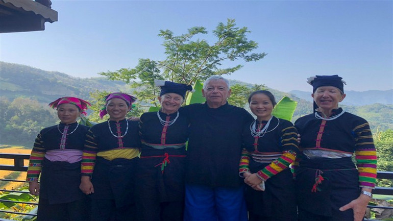 Du khách nước ngoài thích thú trong trang phục của đồng bào dân tộc Lô Lô ở xóm Khuổi Khon. Du khách nước ngoài thích thú trong trang phục của đồng bào dân tộc Lô Lô ở xóm Khuổi Khon.