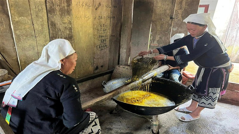 Chắt lọc tinh túy từ sáp ong.