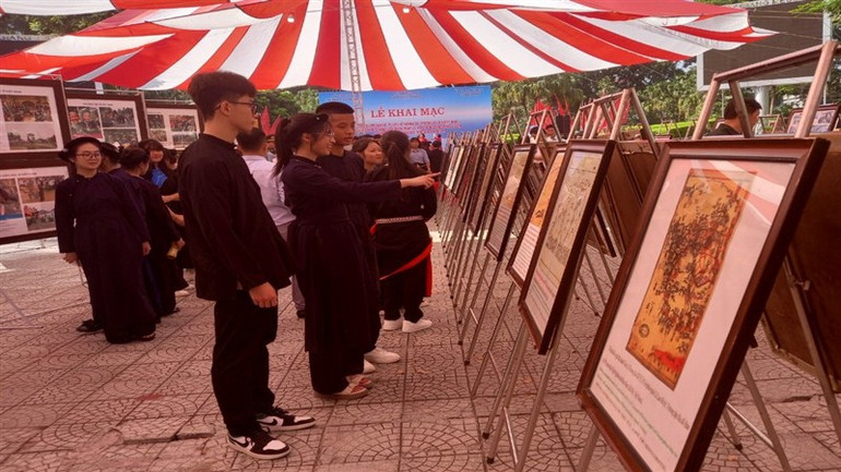 Học sinh các dân tộc tỉnh Cao Bằng tham quan triển lãm.