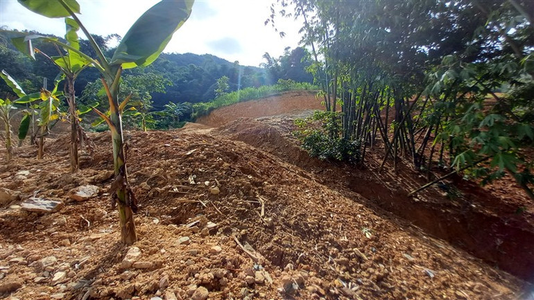 Khối lượng đất, đá thải ra từ quá trình thi công đường giao thông bị đổ xuống khe ở xóm Khuổi Khon. Khối lượng đất, đá thải ra từ quá trình thi công đường giao thông bị đổ xuống khe ở xóm Khuổi Khon.