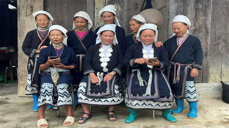 Sáp ong được in, tạo nên những hoa văn độc đáo trên trang phục của đồng bào Dao Tiền, xóm Hoài Khao.