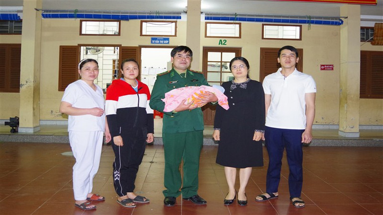 Đồn Biên phòng Cần Yên bàn giao cháu bé là nạn nhân của tội phạm mua bán người cho Trung tâm Bảo trợ xã hội tỉnh Cao Bằng chăm sóc.