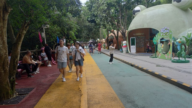 Quang cảnh trong Khu cảnh quan thác Bản Giốc-Đức Thiên, bên phía Trung Quốc.