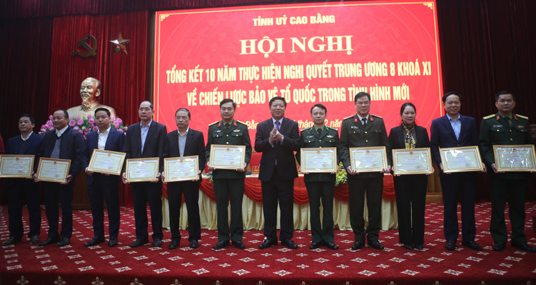 Đồng chí Trần Hồng Minh, Bí thư Tỉnh ủy Cao Bằng trao Bằng khen của Ủy ban nhân dân tỉnh Cao Bằng tặng các tập thể thực hiện tốt "Chiến lược bảo vệ Tổ quốc trong tình hình mới".