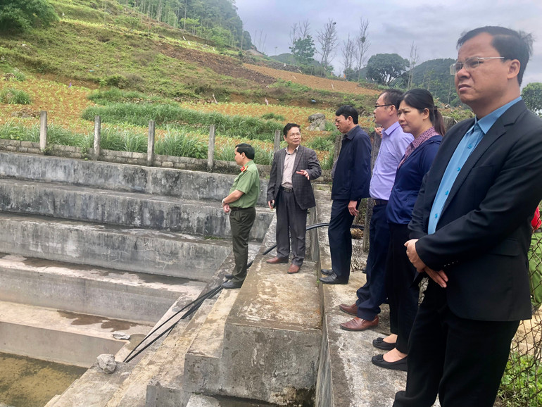 Đoàn công tác của Chủ tịch Ủy ban nhân dân tỉnh Cao Bằng kiểm tra và chỉ đạo khắc phục tình trạng thiếu nước sinh hoạt của đồng bào ở vùng Lục Khu. Đoàn công tác của Chủ tịch Ủy ban nhân dân tỉnh Cao Bằng kiểm tra và chỉ đạo khắc phục tình trạng thiếu nước sinh hoạt của đồng bào ở vùng Lục Khu.