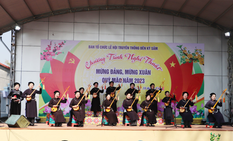 Tiết mục hát Then, đàn Tính trong chương trình văn nghệ phục vụ lễ hội.