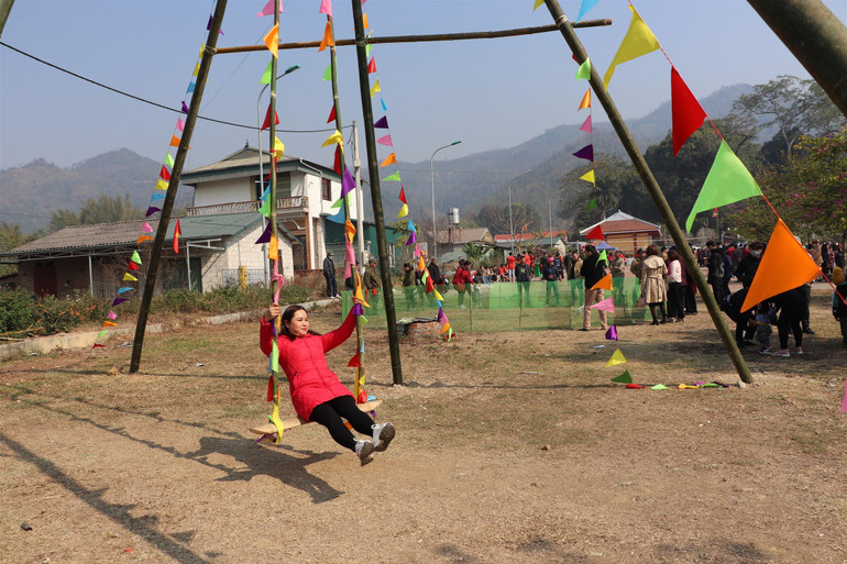 Du khách tham gia trò chơi dân gian.