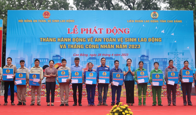 Đại biểu tặng quà lao động hoàn cảnh khó khăn.