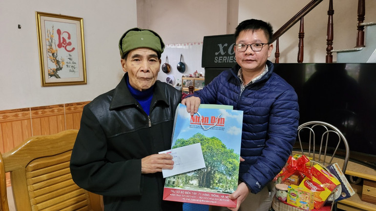 Văn phòng đại diện Báo Nhân Dân tại tỉnh Cao Bằng trao quà của Đảng ủy, Bộ Biên tập Báo Nhân Dân tặng thương binh ở thị trấn Nước Hai, huyện Hòa An, tỉnh Cao Bằng.