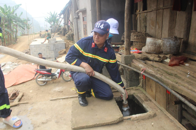 Lực lượng Cảnh sát phòng cháy chữa cháy cấp nước sinh hoạt cho người dân vùng Lục Khu. Lực lượng Cảnh sát phòng cháy chữa cháy cấp nước sinh hoạt cho người dân vùng Lục Khu.