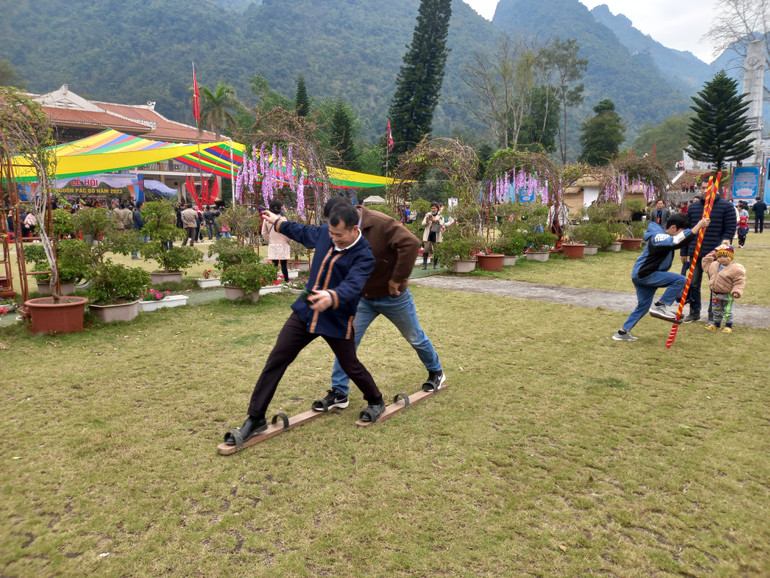 Hào hứng thi đi guốc ván. Hào hứng thi đi guốc ván.