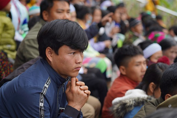 Khán giả chăm chú theo dõi các trận chọi bò.