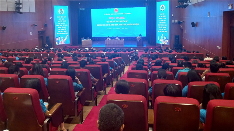 Đông đảo công nhân, viên chức, lao động tham dự hội nghị tiếp xúc cử tri.