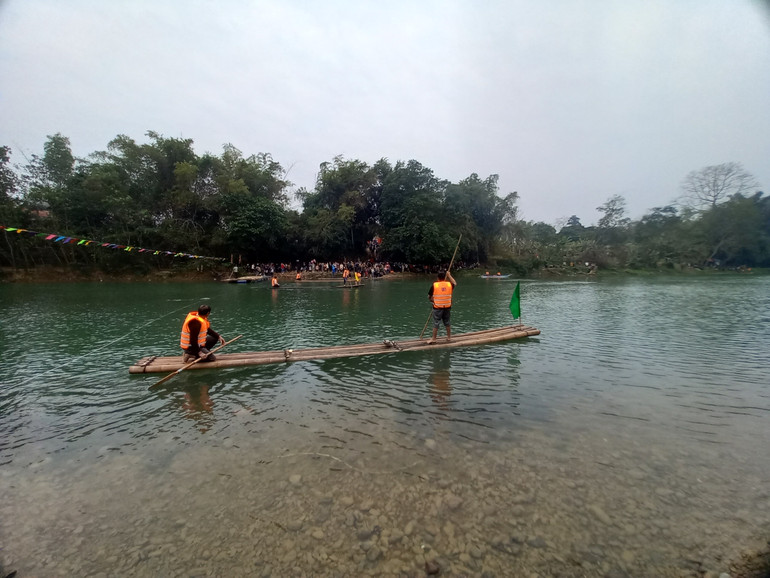 Thi chèo mảng trên sông Bằng.