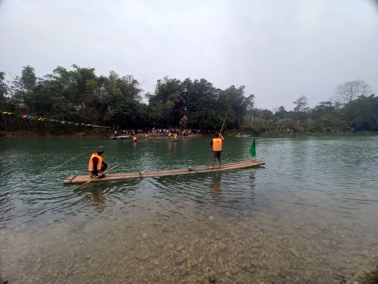 Thi chèo mảng trên sông Bằng.