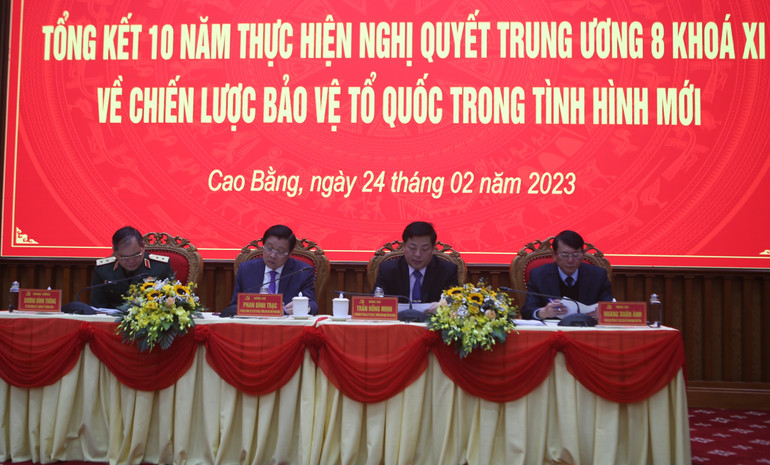 Các đại biểu chủ trì Hội nghị.