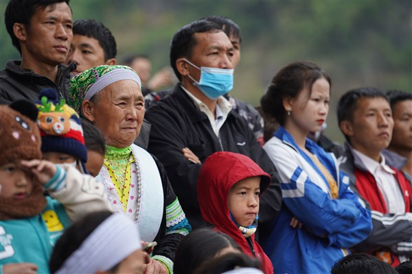 Khán giả thuộc nhiều lứa tuổi chăm chú theo dõi các trận chọi bò.