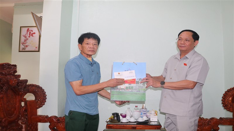 Thượng tướng Trần Quang Phương, Phó Chủ tịch Quốc hội tặng quà gia đình chính sách tại huyện Trùng Khánh, tỉnh Cao Bằng.