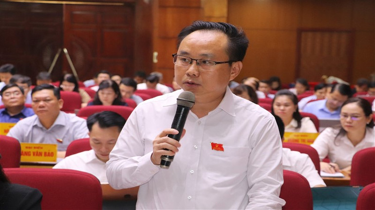 Đại biểu Hội đồng nhân dân tỉnh Cao Bằng phát biểu ý kiến thảo luận.