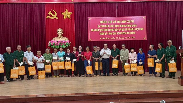 Đồng chí Võ Thị Ánh Xuân và lãnh đạo tỉnh Cao Bằng tặng quà gia đình chính sách huyện Hà Quảng.