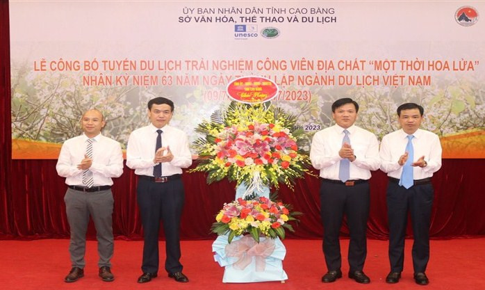 Lãnh đạo tỉnh Cao Bằng tặng hoa chúc mừng Ngày thành lập ngành du lịch Việt Nam.