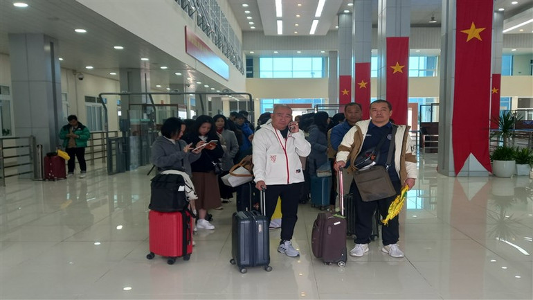 Đoàn khách đầu tiên xuất cảnh qua Cửa khẩu quốc tế Trà Lĩnh.