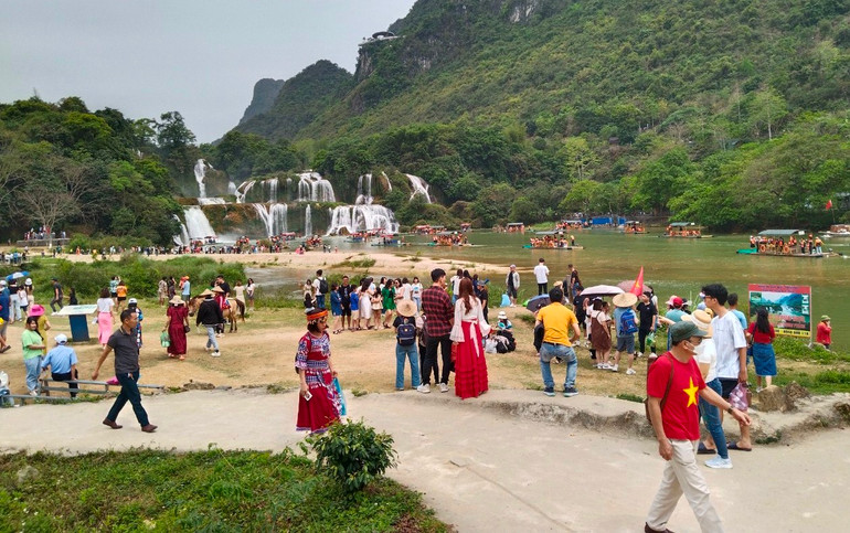 Khu vực thác Bản Giốc thu hút đông khách trong những ngày nghỉ lễ.