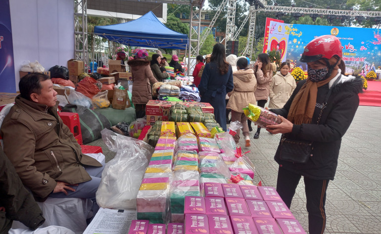 Gian hàng 0 đồng phục vụ người lao động.