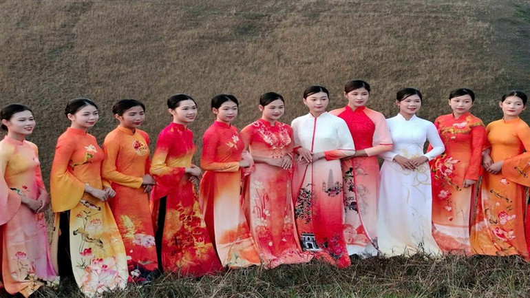 Sắc màu rực rỡ trên nền thảm cỏ cháy.