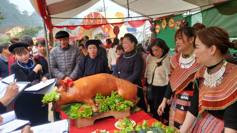 Thi quay lợn và trang trí lợn quay.