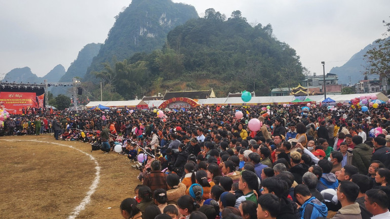Hàng vạn du khách đến tham dự Lễ hội tranh đầu pháo.