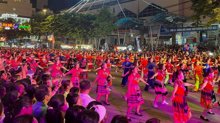 Đồng diễn dân vũ của 250 diễn viên quần chúng tại phố đi bộ Kim Đồng, thành phố Cao Bằng. (Ảnh: Cao Bằng Hóng)