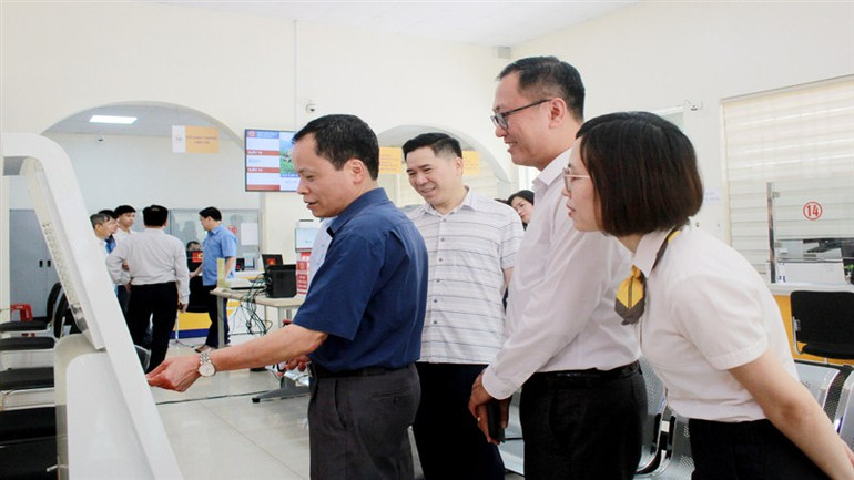 Hội đồng nhân dân tỉnh Cao Bằng giám sát ứng dụng công nghệ thông tin phục vụ cải cách hành chính tại Trung tâm phục vụ hành chính công tỉnh Cao Bằng. (Ảnh: Báo Cao Bằng)