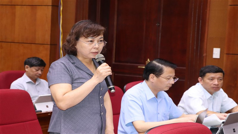 Giám đốc Sở Nội vụ tỉnh Cao Bằng phát biểu ý kiến về công tác cải cách hành chính ở Cao Bằng.