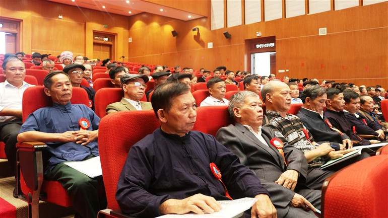 150 người có uy tín tiêu biểu tham dự hội nghị.