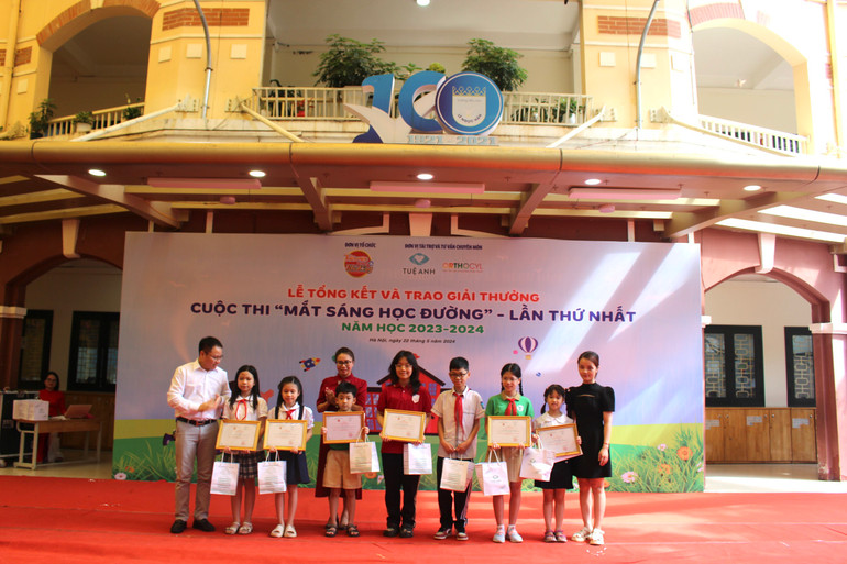 Các tác giả đạt giải Ba nhận giấy khen và quà tặng. (Ảnh: Mỹ Hạnh)