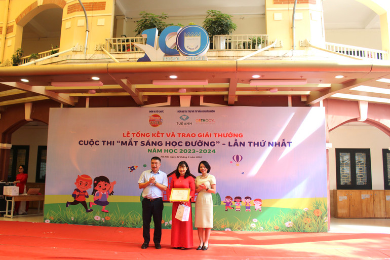 Nhà giáo Nguyễn Thị Thu Hiền, Hiệu trưởng trường tiểu học Lê Ngọc Hân nhận Bằng khen cho đơn vị đoạt giải Đặc biệt xuất sắc của cuộc thi. Ảnh: Mỹ Hạnh