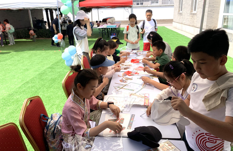 Cùng nhau trải nghiệm làm đạo cụ rối bóng.