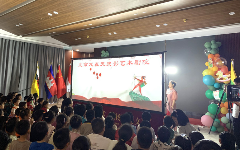 Nghệ thuật rối bóng Trung Quốc thu hút sự quan tâm của các bạn nhỏ.