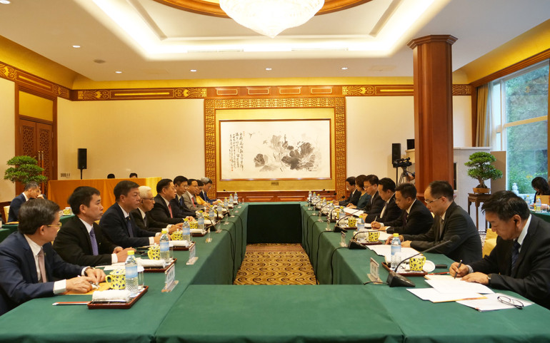 Đoàn đại biểu Đảng ta tọa đàm với các chuyên gia, học giả Trung Quốc.